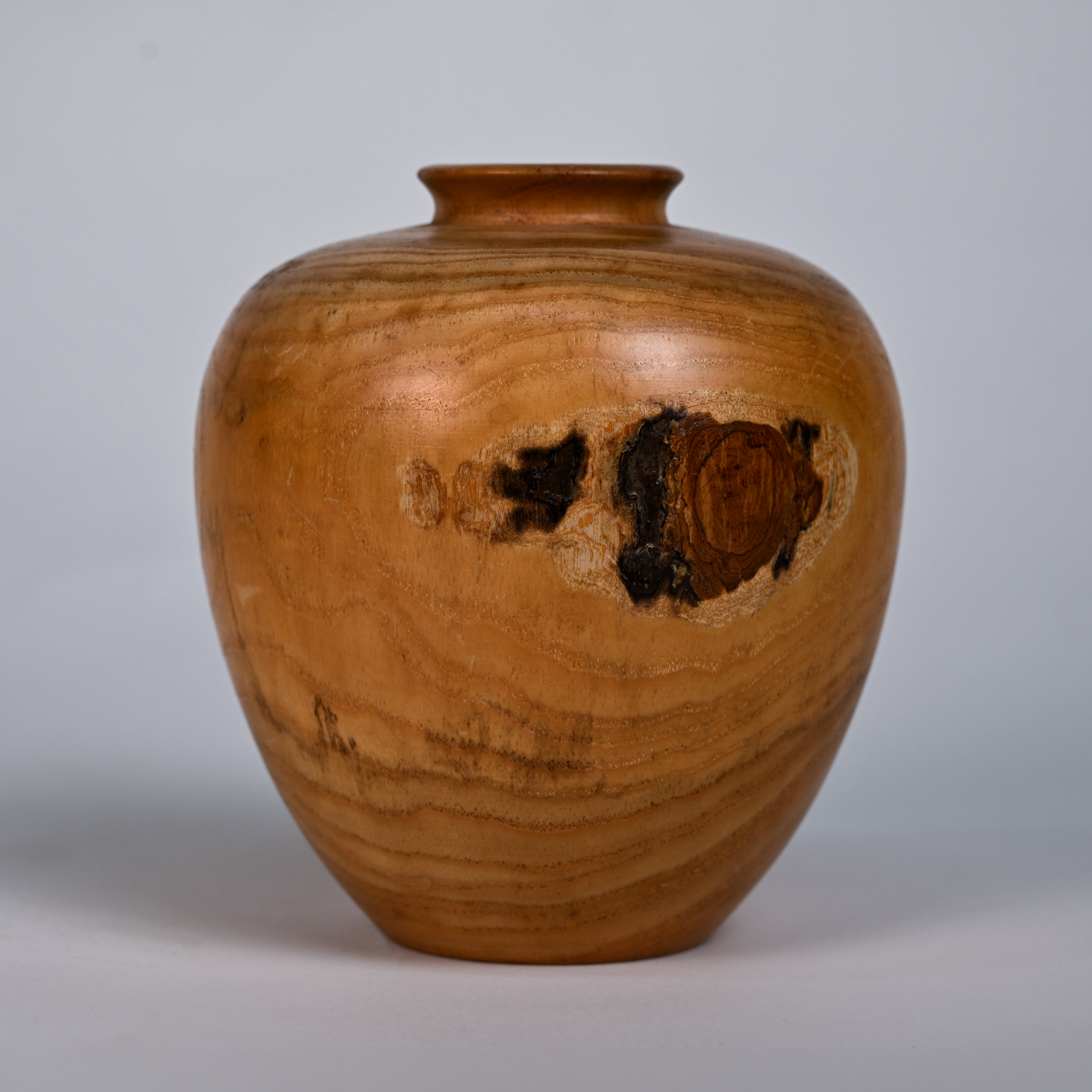 Vintage Hand-Turned White Cedar Wood Vessel – Signed (Australia, L.E.S.)