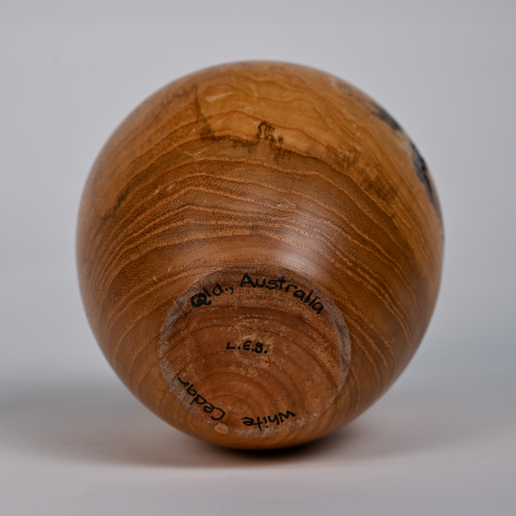 Vintage Hand-Turned White Cedar Wood Vessel – Signed (Australia, L.E.S.)