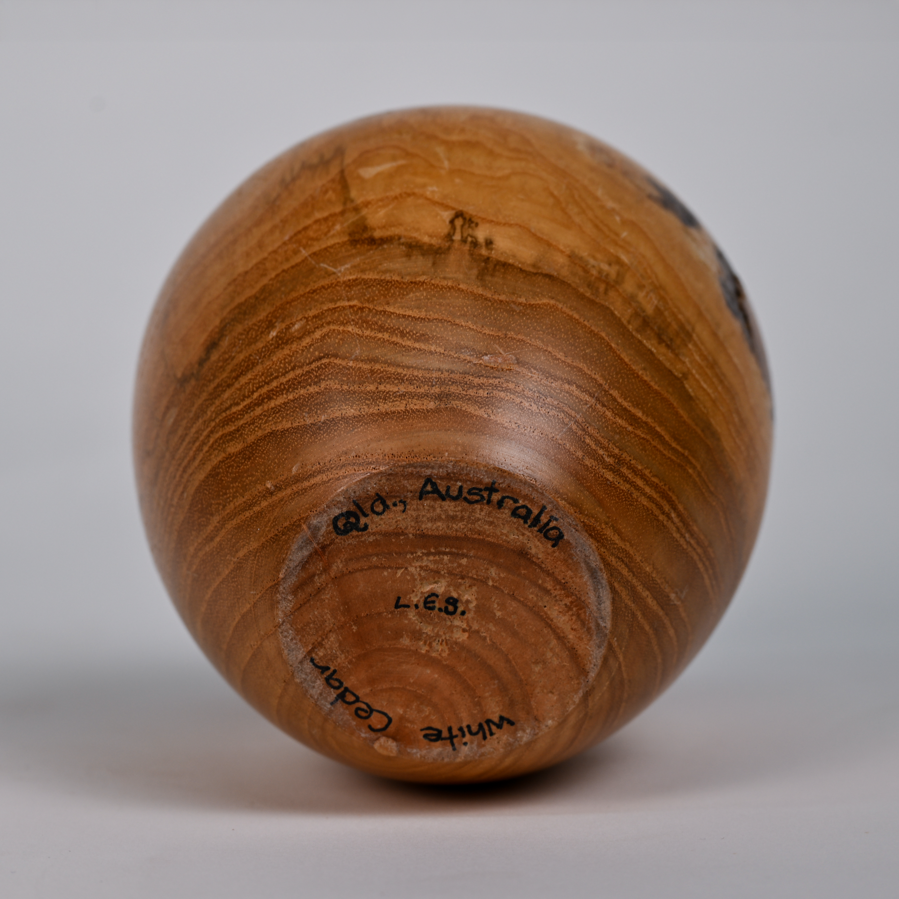 Vintage Hand-Turned White Cedar Wood Vessel – Signed (Australia, L.E.S.)